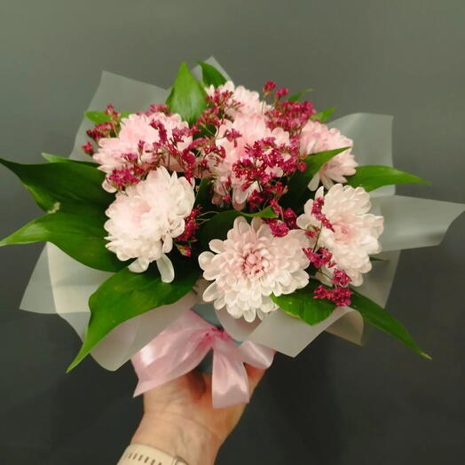 Композиция из хризантемы, хамелациума и рускуса