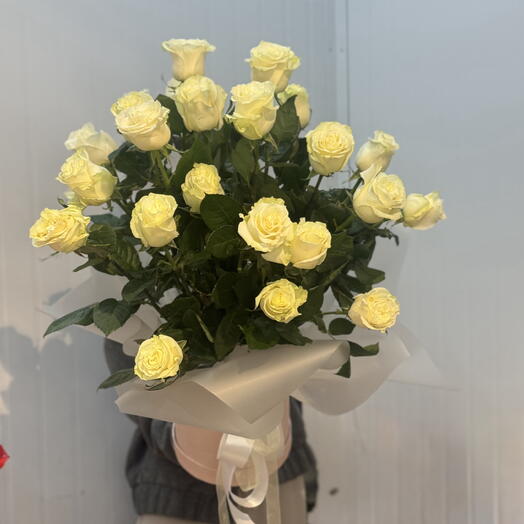 Композиция из роз в коробке 25 шт белые