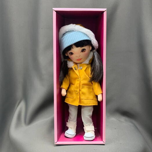 Tina в парке горчичного цвета