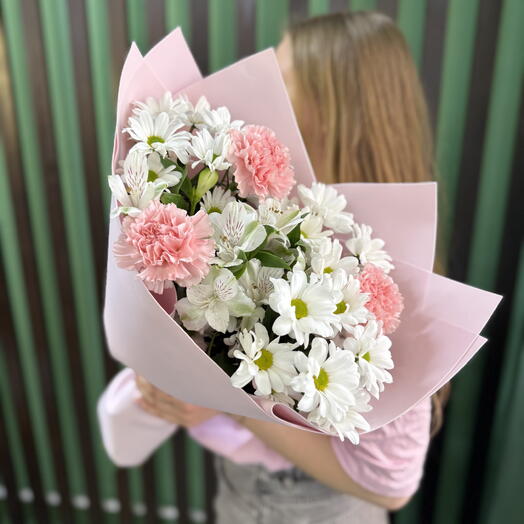 Авторский букет из белых кустовых хризантем ромашек , гвоздик и белых альстромерий в розовой упаковке