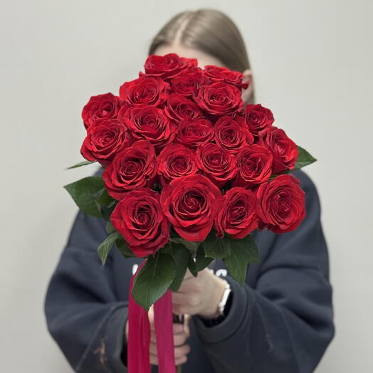 Букет из 21 красной розы "Рио"