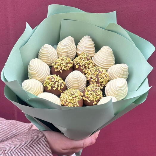 Bouquet of strawberries in chocolate Pistachio