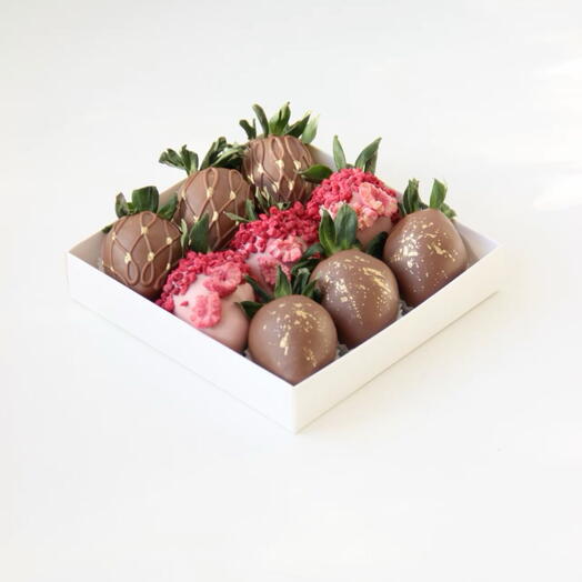 Клубника в молочном и розовом шоколаде 9шт