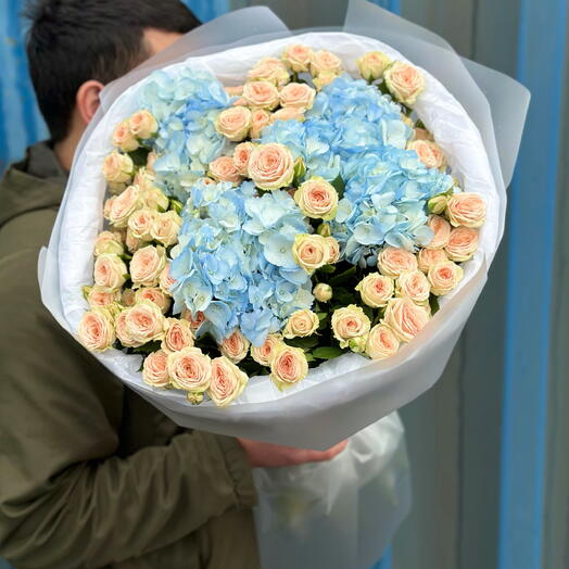 Букет из кустовых роз и гортензий