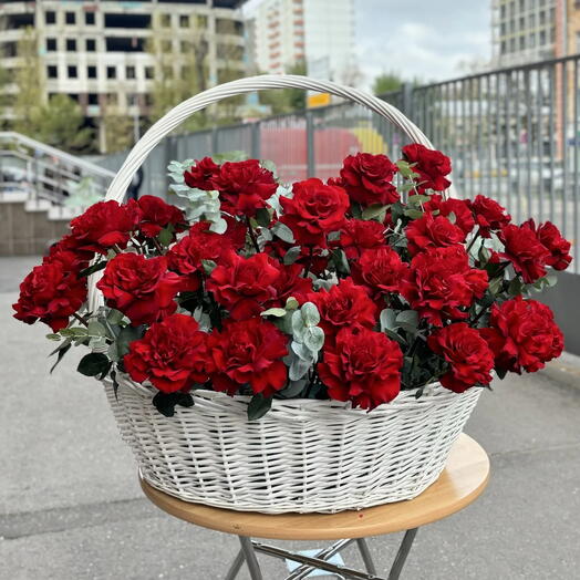 Корзина из 51 красной французской розы