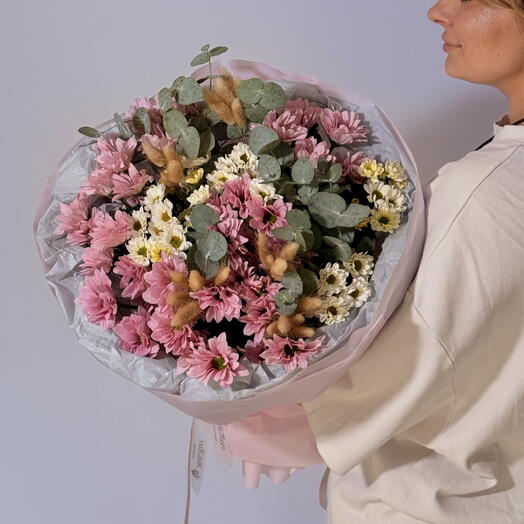 Нежное поле с эвкалиптом и лагурусом
