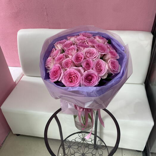 25 розовых роз
