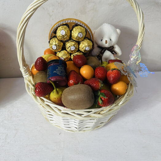 Корзина с фруктами,брелок и Ферреро