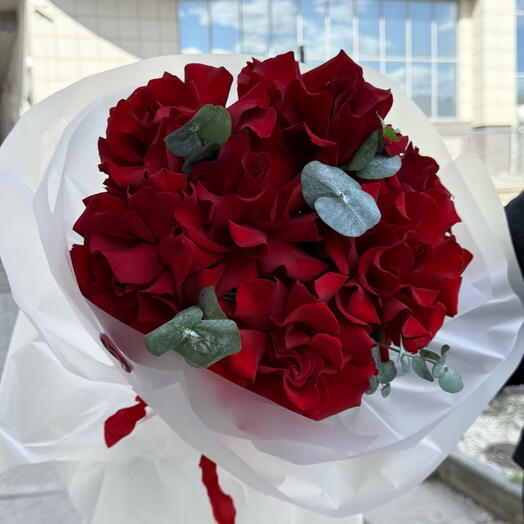 Длинные красные розы