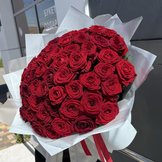 55 красных роз в небесно голубом фоамиране