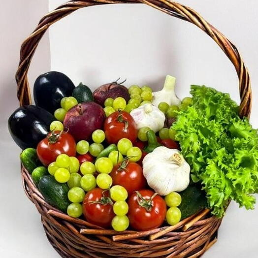Фруктовая корзина с овощами