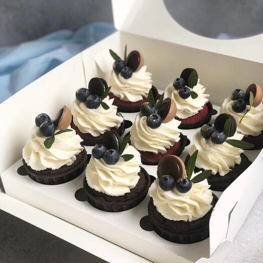 Шоколадные капкейки 🧁 с кремом чиз с яблоками (голубика )в наборе (9шт)