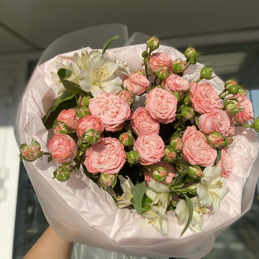 Букет с кустовой пионовидной розой и альстромерией🌸