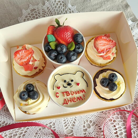 Cake to go (торты в стакане) и ассорти капкейков "С твоим днём" в подарок на день рождения