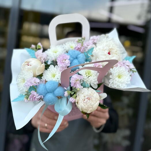 Композиция из пиона, хлопка, хризантем и матиоллы