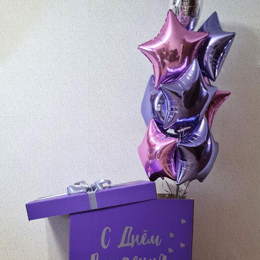 Caja con globos de papel de aluminio y letras personalizadas