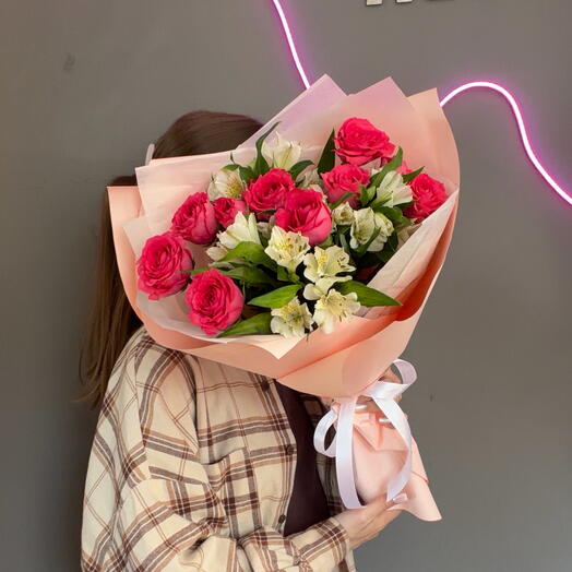 Яркий букет с кустовой розой и альстромерией💐💕