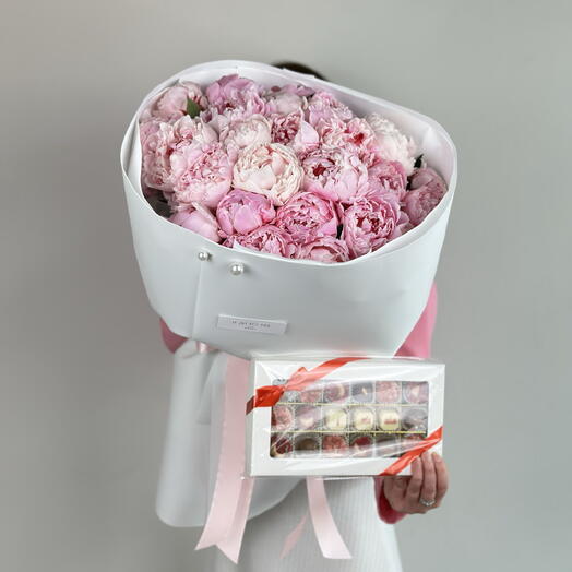 Выгодный комбо-набор: пионы 25 штук + конфеты