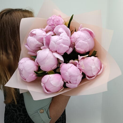 Букет из 9 огромных бутонов пионов peony