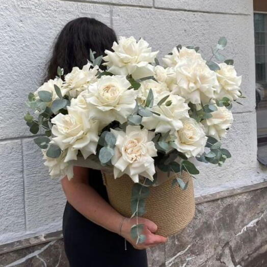 Белые розы в корзине