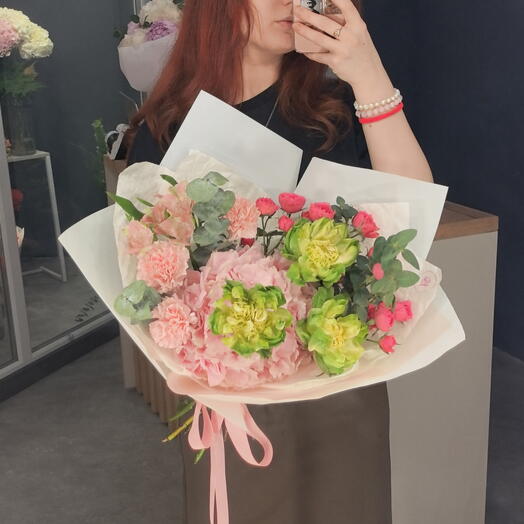 Букет с гортензией и розами