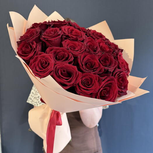 Красные розы 🥰21 бордовая роза эксплоер в стильной упаковке