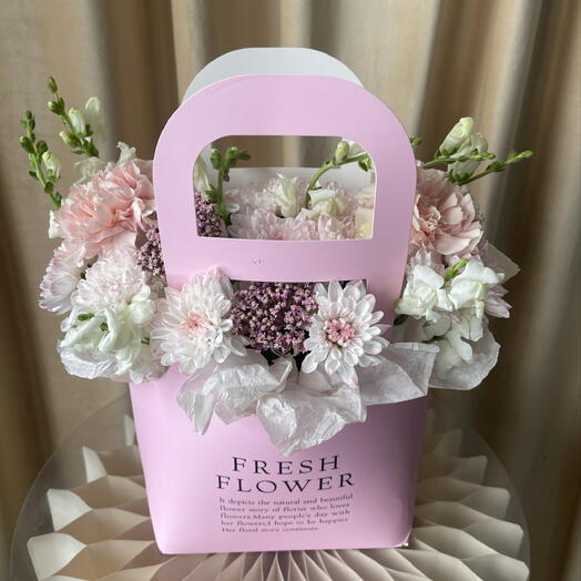 Персиковая хризантема с диантусами в сумочке 🌸