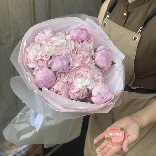 Розовый дуэт пионов с гортензиями + подарок от Vivienne Sabo — румяна MACARON