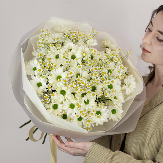 Нежный букет из ромашек и кустовых хризантем, L