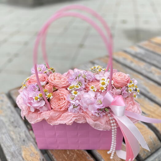 Композиция с цветами (гортензия, роза, ромашки)