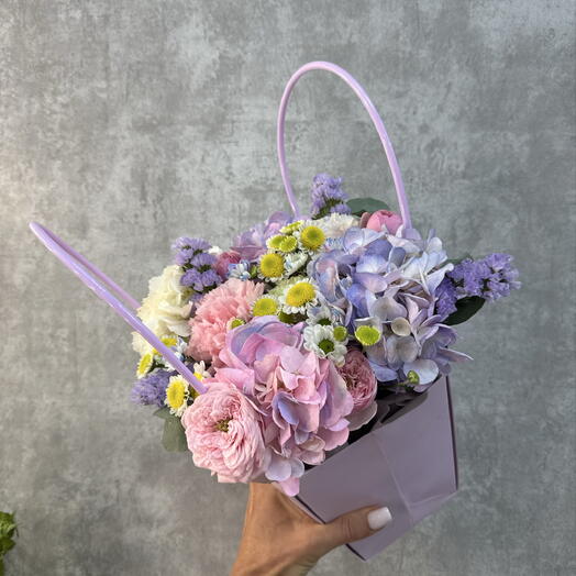 Композиция из цветов в сумочке 🤩🌸