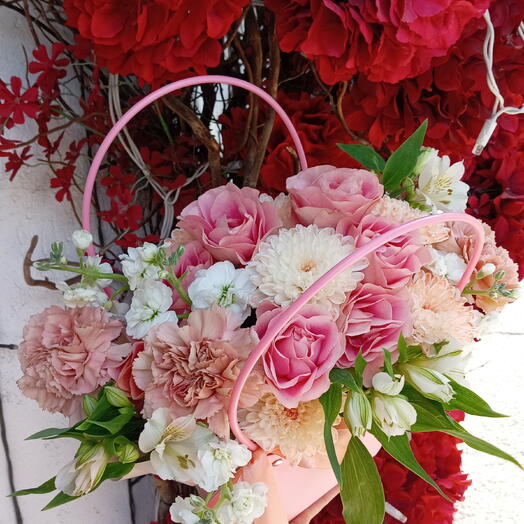 Нежная композиция с розами и диантусами🌸🌿💕