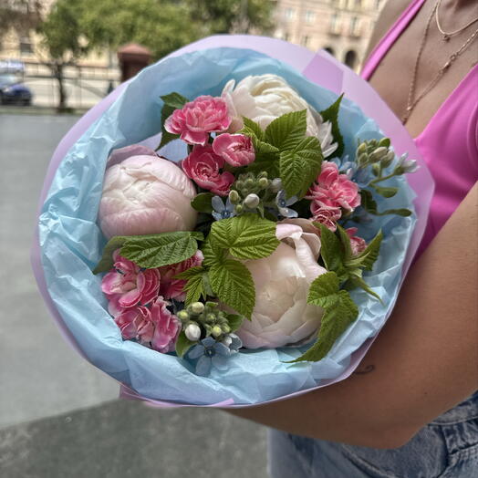 Букет с пионами, незабудками и диантусами