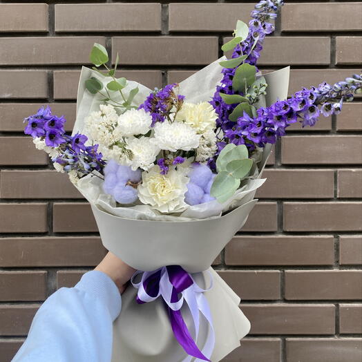 Букет с дельфиниумом, хризантемой Алтай, диантусами и хлопком