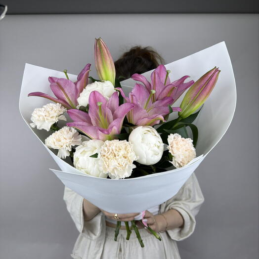 Авторский букет с лилией и белыми пионами