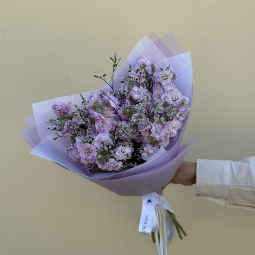 Букет комплимент с маттиолой и лимониумом