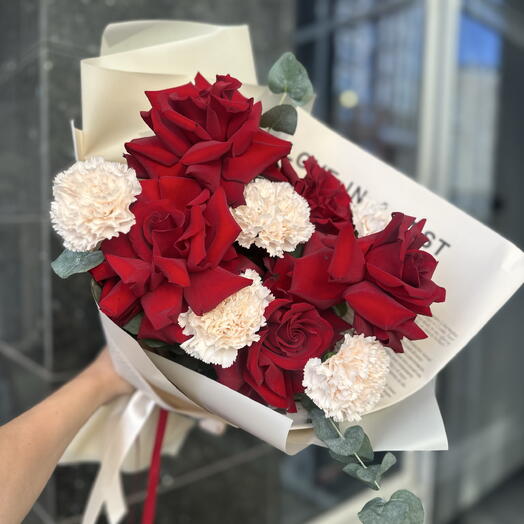 Букет из красных роз и диантусов 40х55