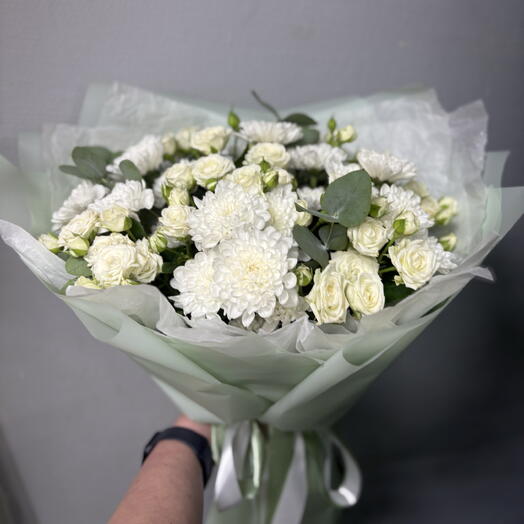 Букет из белоснежных хризантем и кустовых роз
