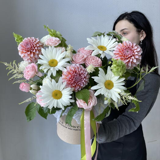 Композиция с георгинами и малиной