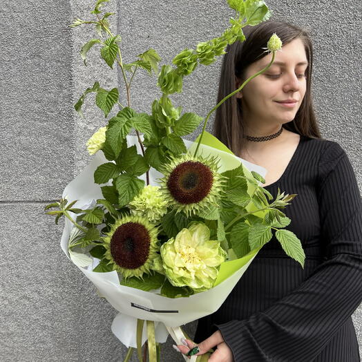 Букет «Черное солнце» в коробке: подсолнух, аллиум, роза Веджи, малина, молюцелла, гвоздика
