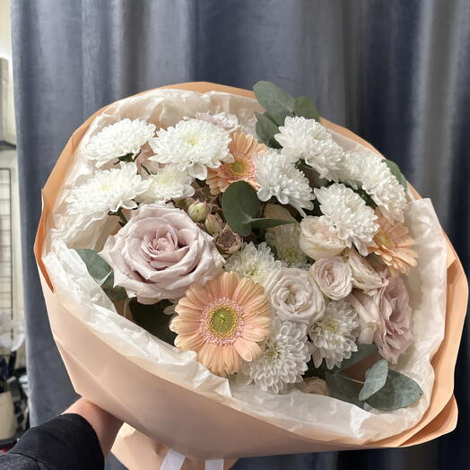 Букет с минигерберами,кустовой хризантемой ,кустовой розой