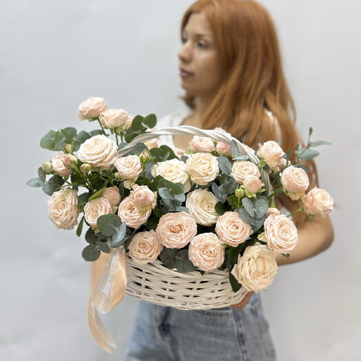 Плетенная корзина с кустовыми розами и эвкалиптом🌸🍀