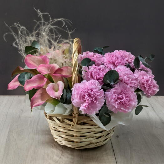 Корзина с каллами и диантусами