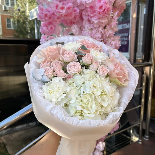Нежный букет 🌸😍 гортензия, диантус, кустовая роза и французская роза