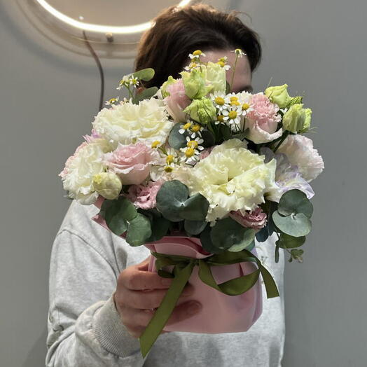 Композиция с лизиантусом ,георгинами и эвкалиптом
