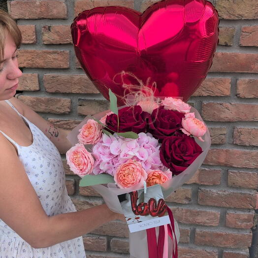 Комбо love: букет из гортензии, пионовидных роз, французских роз, эвкалипта + фольгированный шар с гелием + открытка