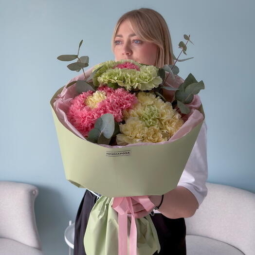 Букет из 21 гвоздики микс с эвкалиптом «Весенний макарон» 🌿🌸 40814