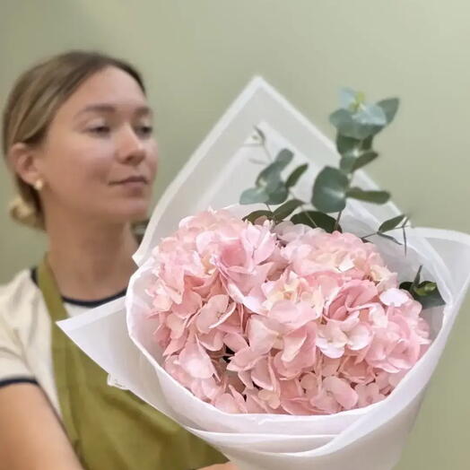 Букет из розовой гортензии 1 шт. С ароматным эвкалиптом 1 шт