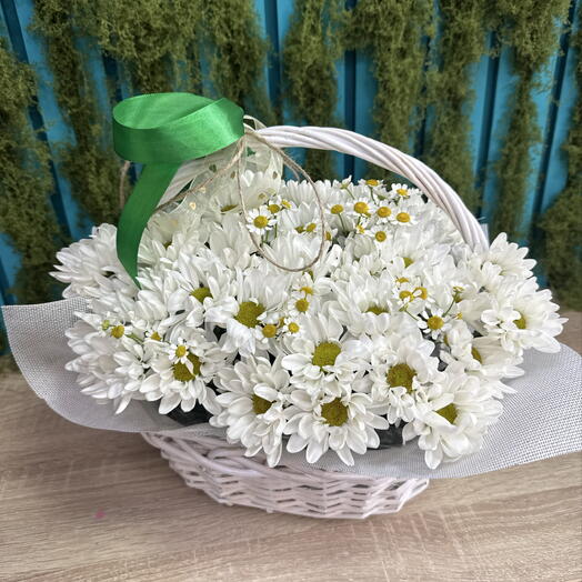 Корзина с ромашками и хризантемой «поле для тебя»