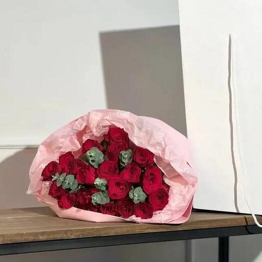 Букет из 19 красных роз и эвкалипта